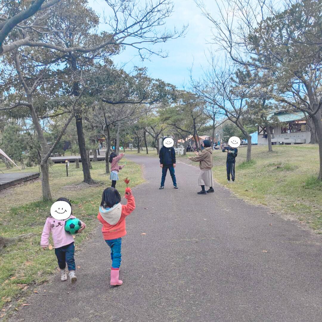 キャンプ場でボール遊びなどをする６人の子どもの様子