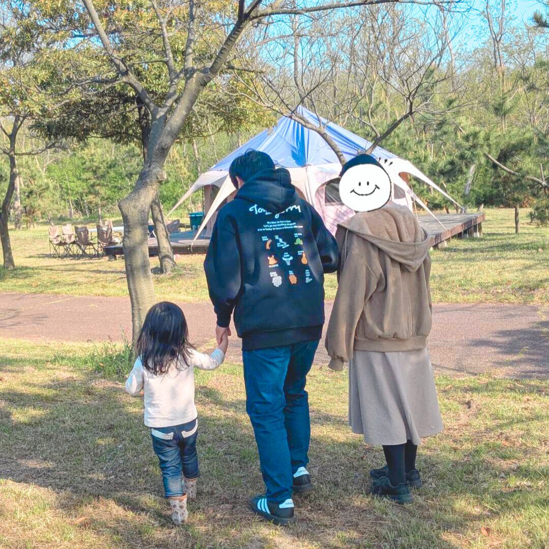 手を繋ぐお兄ちゃんとお姉ちゃんと３歳の女の子