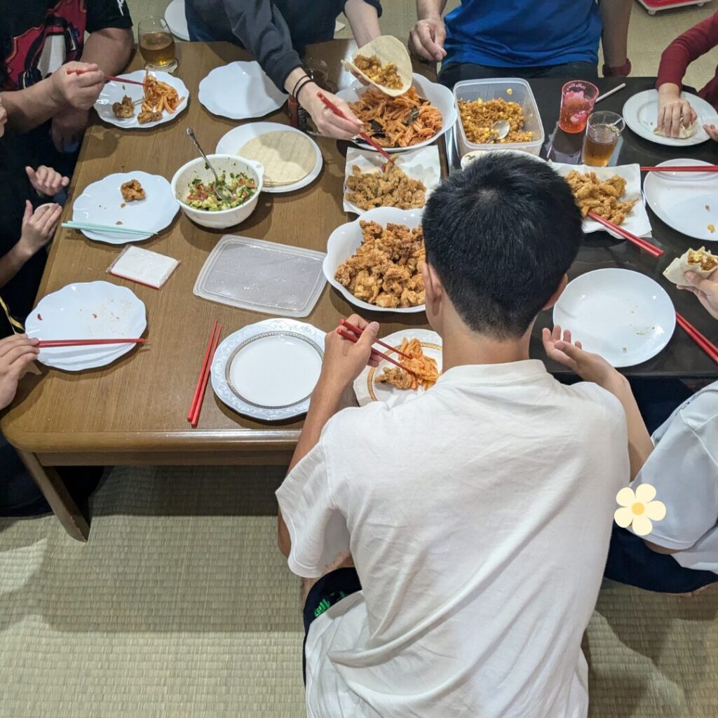 タコスや唐揚げなどを食べている様子の写真