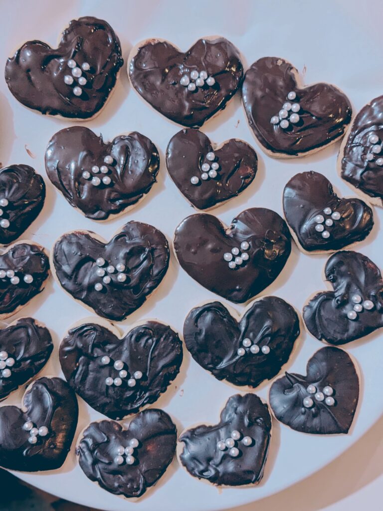 チョコレートと銀色のアラザンで飾り付けしたクッキーの写真